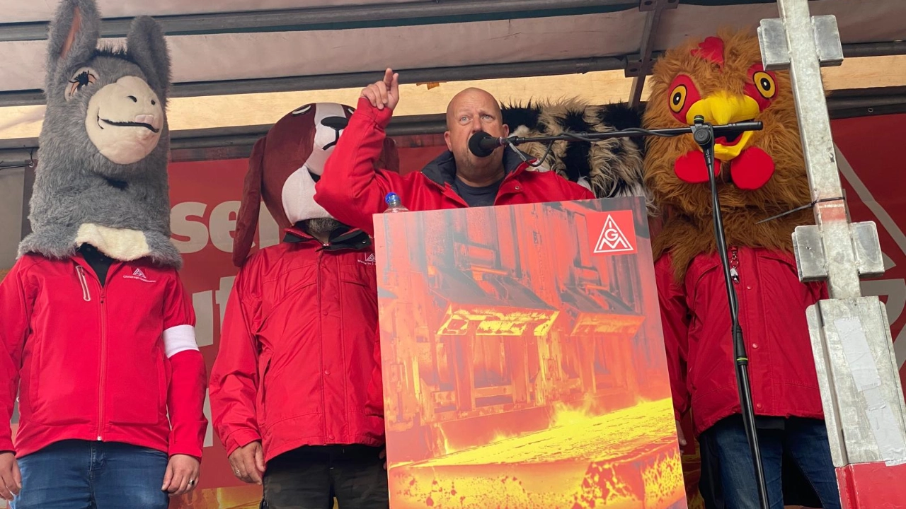 Rede Betriebsratsvorsitzende Mike Böhlken in Berlin mit den Stadtmusikanten im Hintergrund.