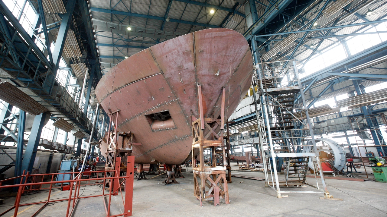 Schiff in einer Werft