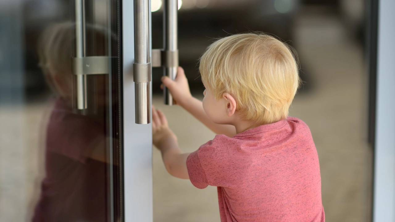 Kita zu: Kleiner Junge steht vor verschlossener Tür