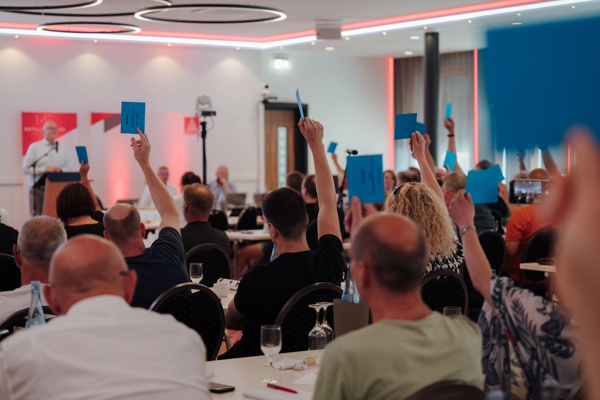 Bei der Tarifkommissionssitzung in Hannover stimmen für den Antrag zur Kündigung der Entgelt-Tarifverträge für die Metall- und Elktroindustrie und diskutieren über mögliche Forderungen.