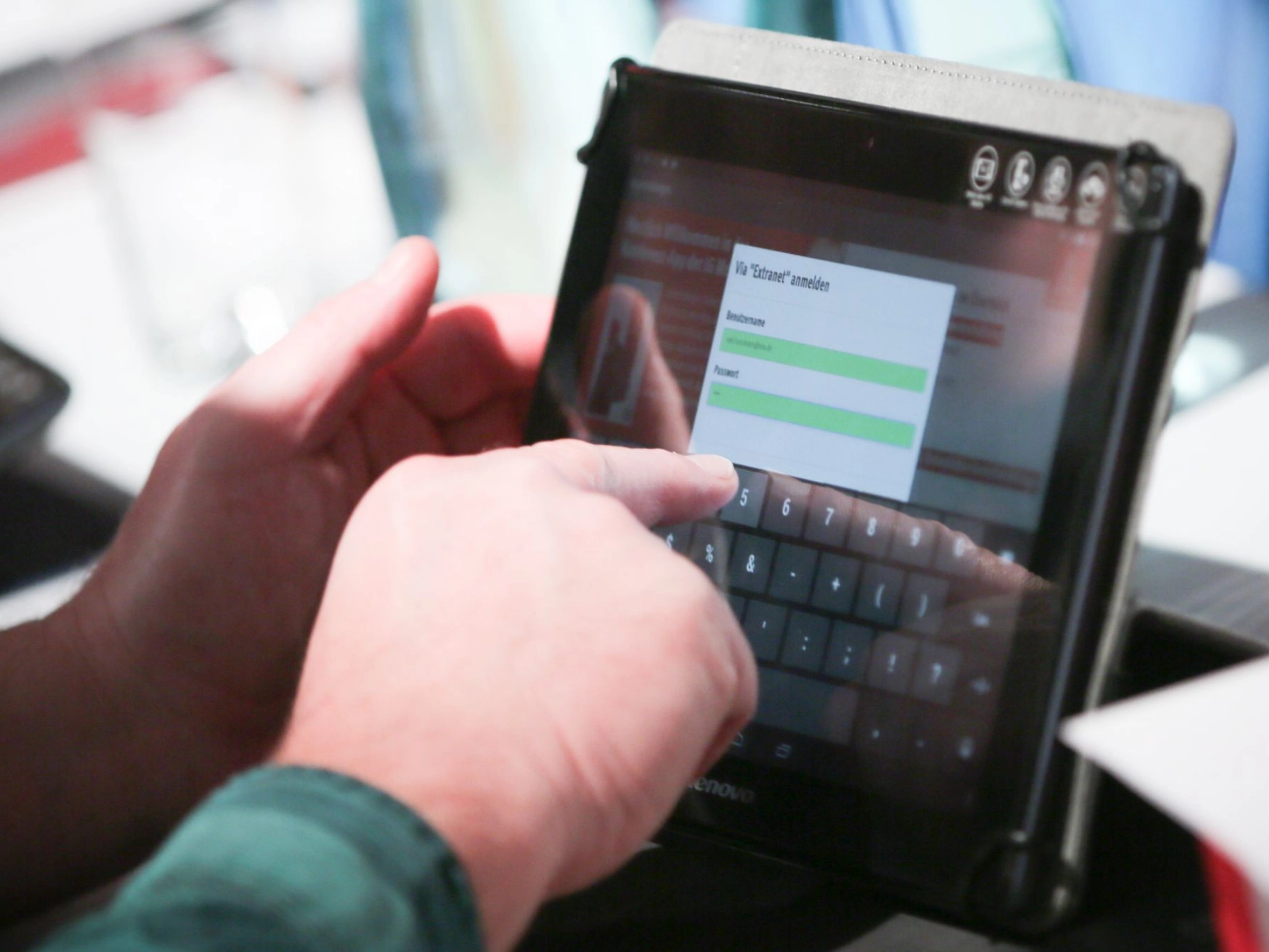 ein Delegierter wählt sich mit einem Tablet in das Extranet der IG Metall ein