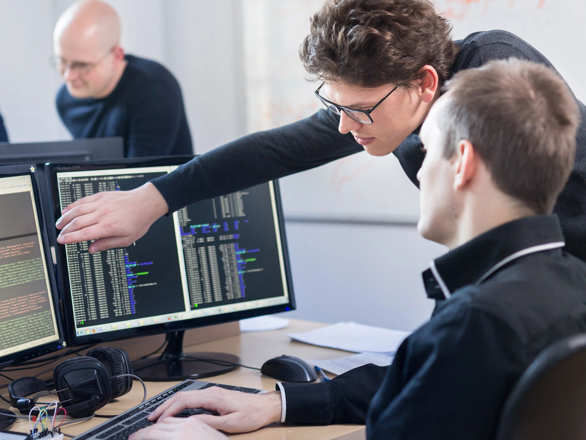 Software-Entwickler arbeiten an Desktop-Computer