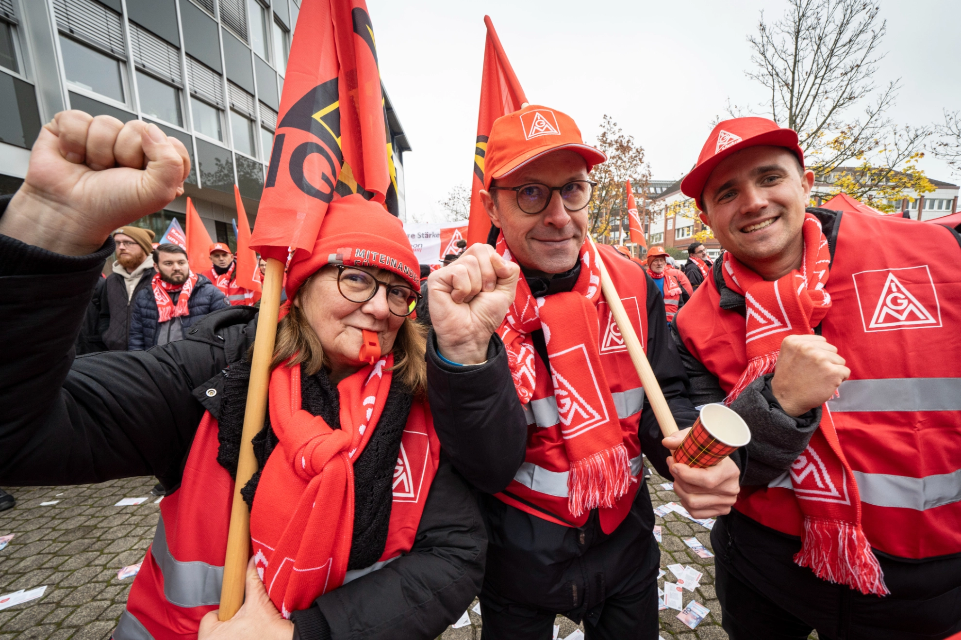 Beschäftigte beim Warnstreik in der Metall-Tarifrunde