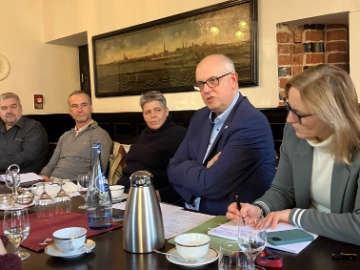 IG Metall Bremen gemeinsam mit Betriebsräten der Bremer Rüstungsbetrieben im Rathaus